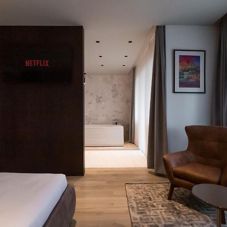 Emery Hotel Пристина Екстериор снимка