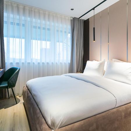 Emery Hotel Пристина Екстериор снимка
