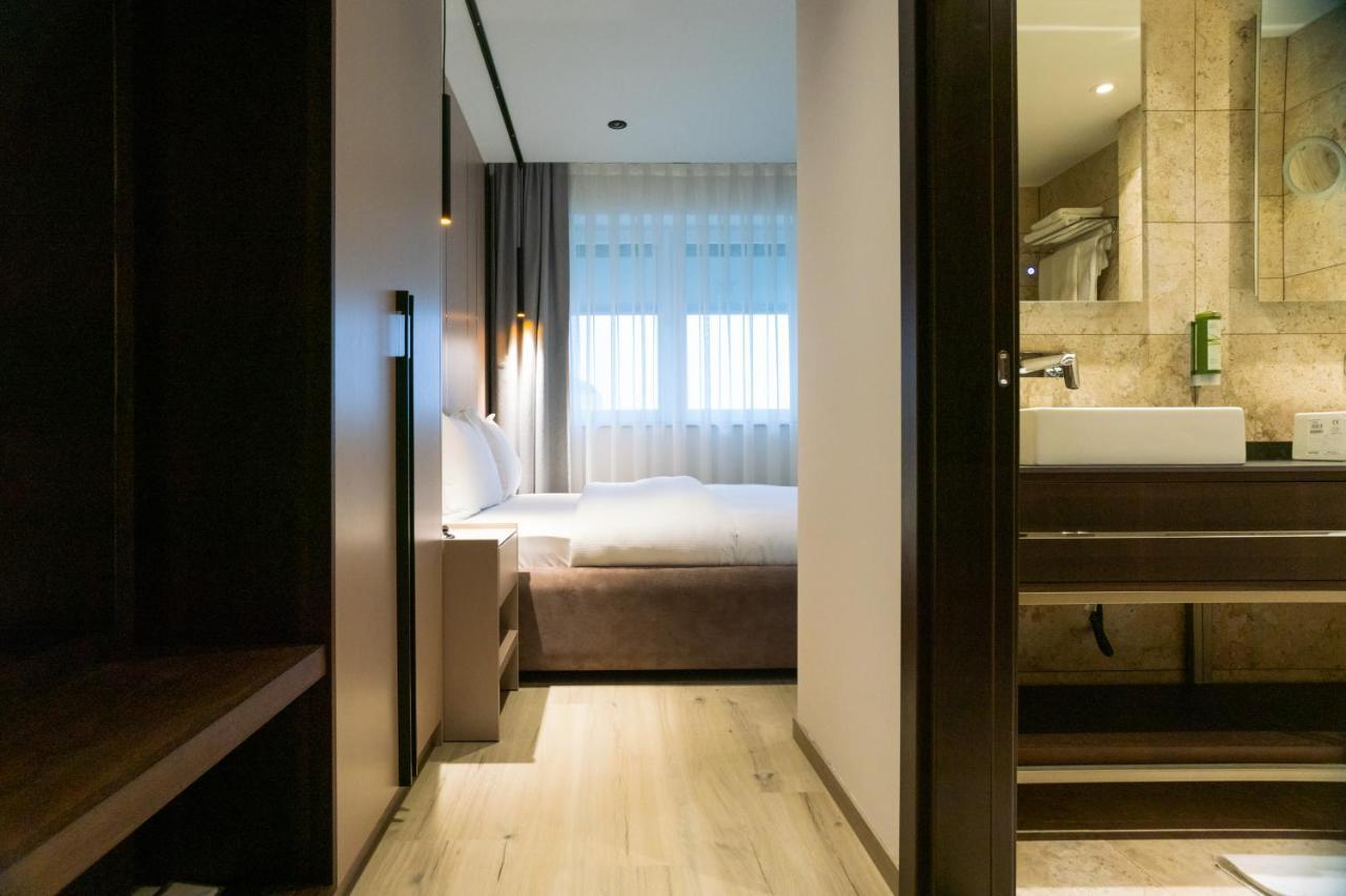 Emery Hotel Пристина Екстериор снимка