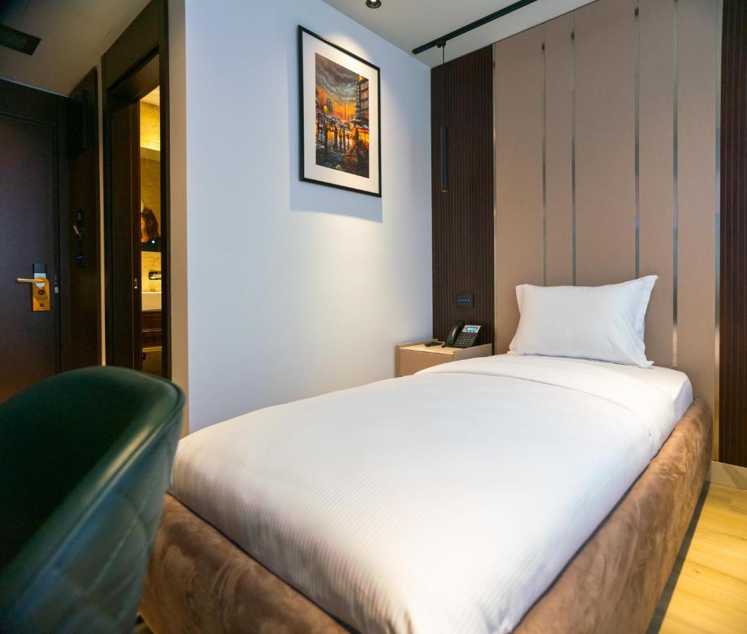 Emery Hotel Пристина Екстериор снимка