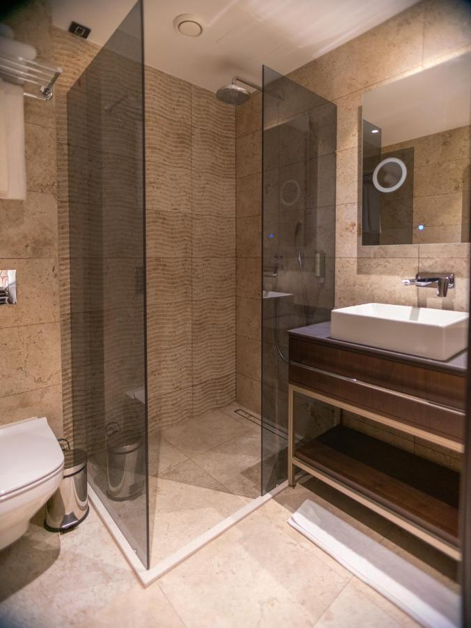 Emery Hotel Пристина Екстериор снимка