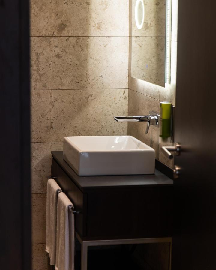 Emery Hotel Пристина Екстериор снимка