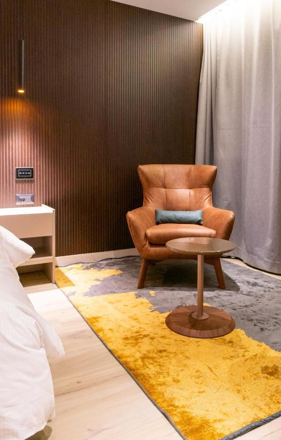 Emery Hotel Пристина Екстериор снимка
