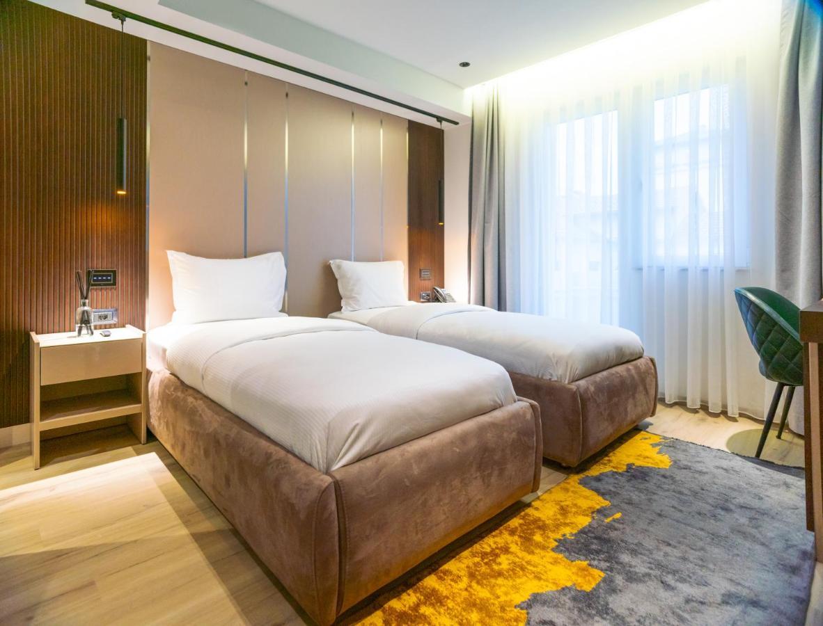 Emery Hotel Пристина Екстериор снимка