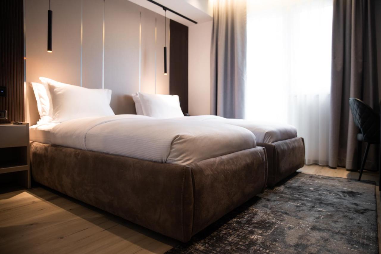 Emery Hotel Пристина Екстериор снимка