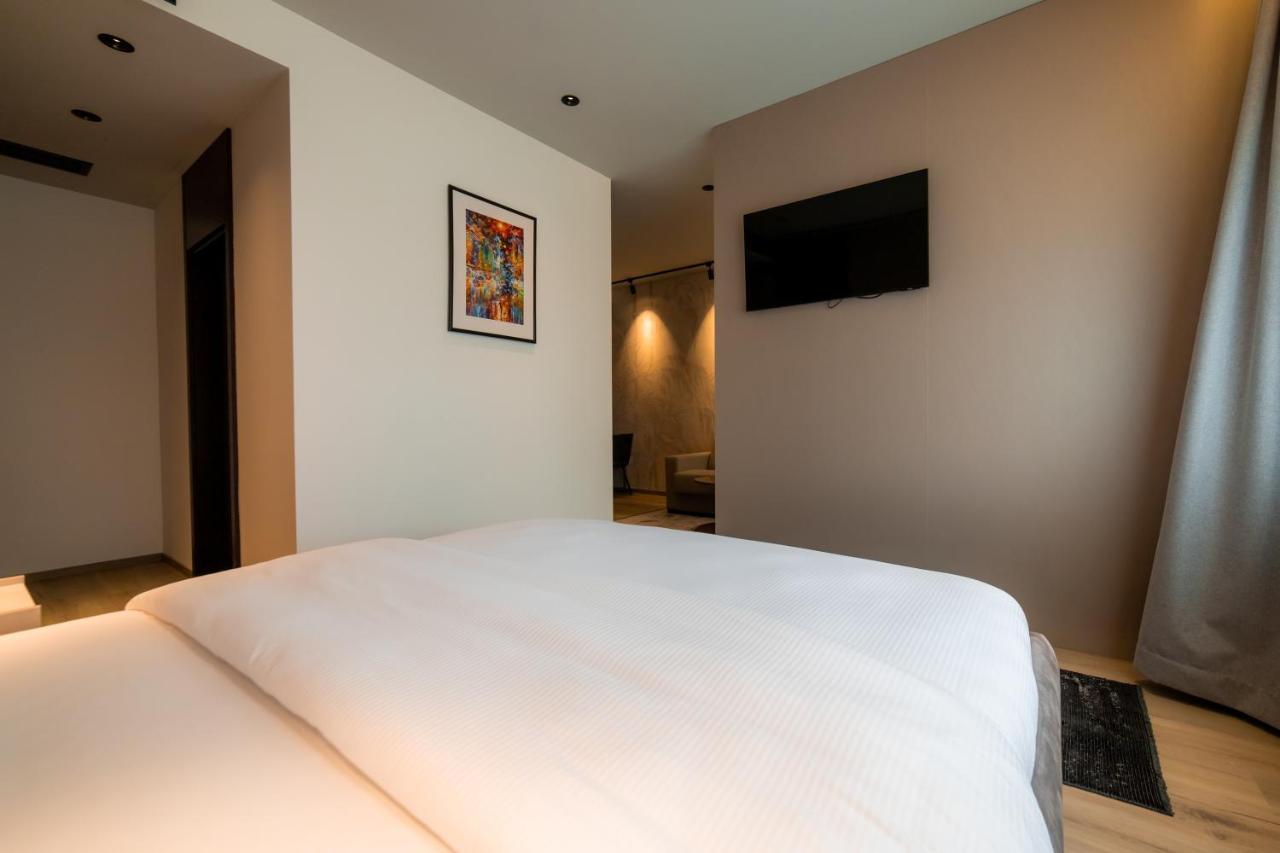 Emery Hotel Пристина Екстериор снимка