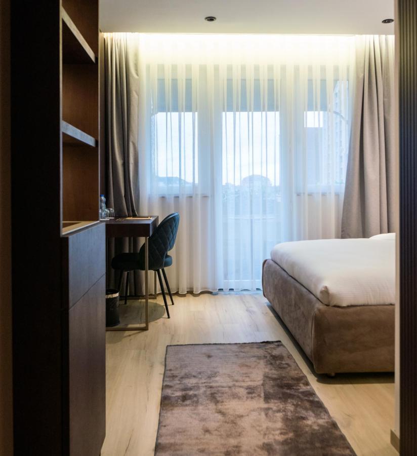 Emery Hotel Пристина Екстериор снимка