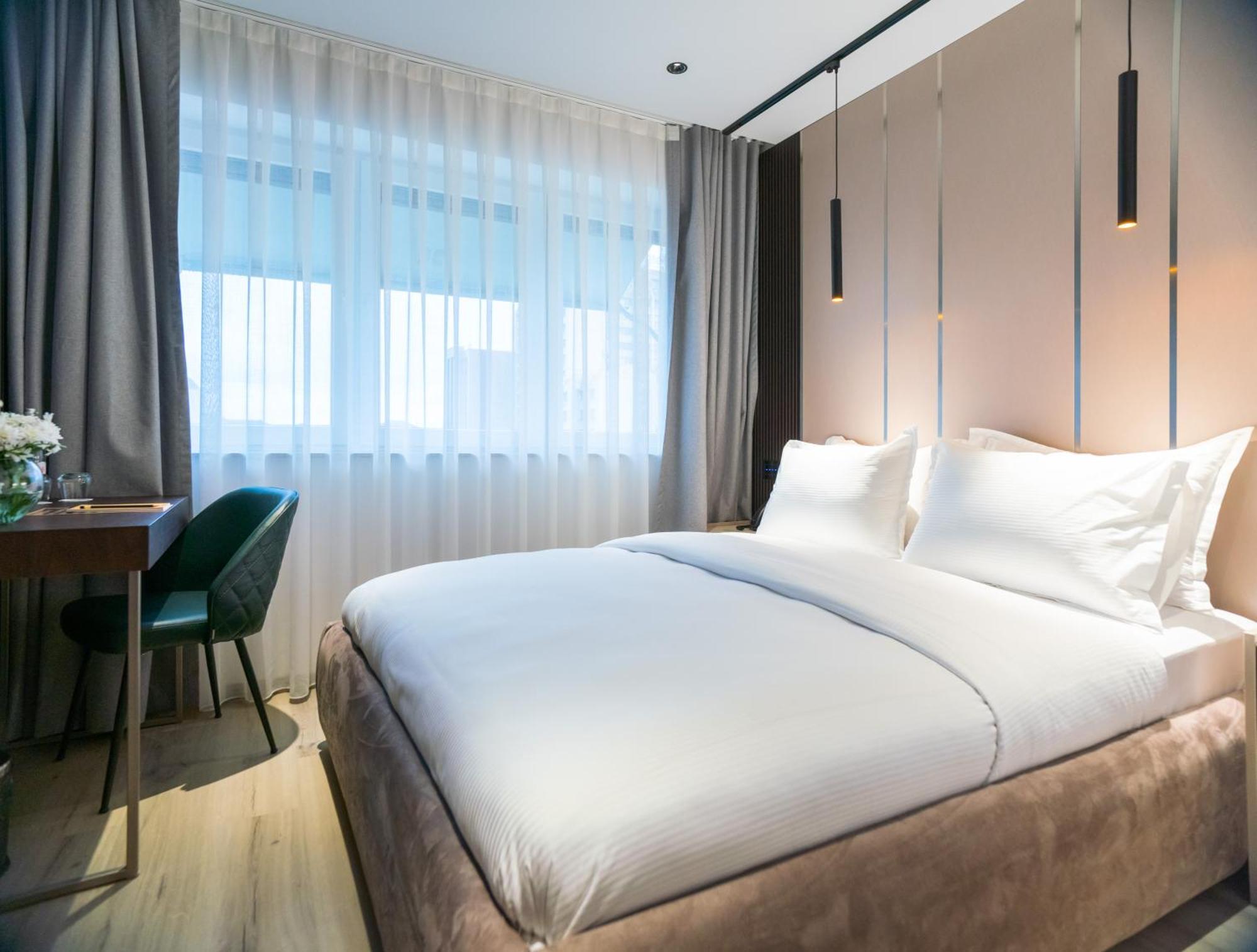 Emery Hotel Пристина Екстериор снимка