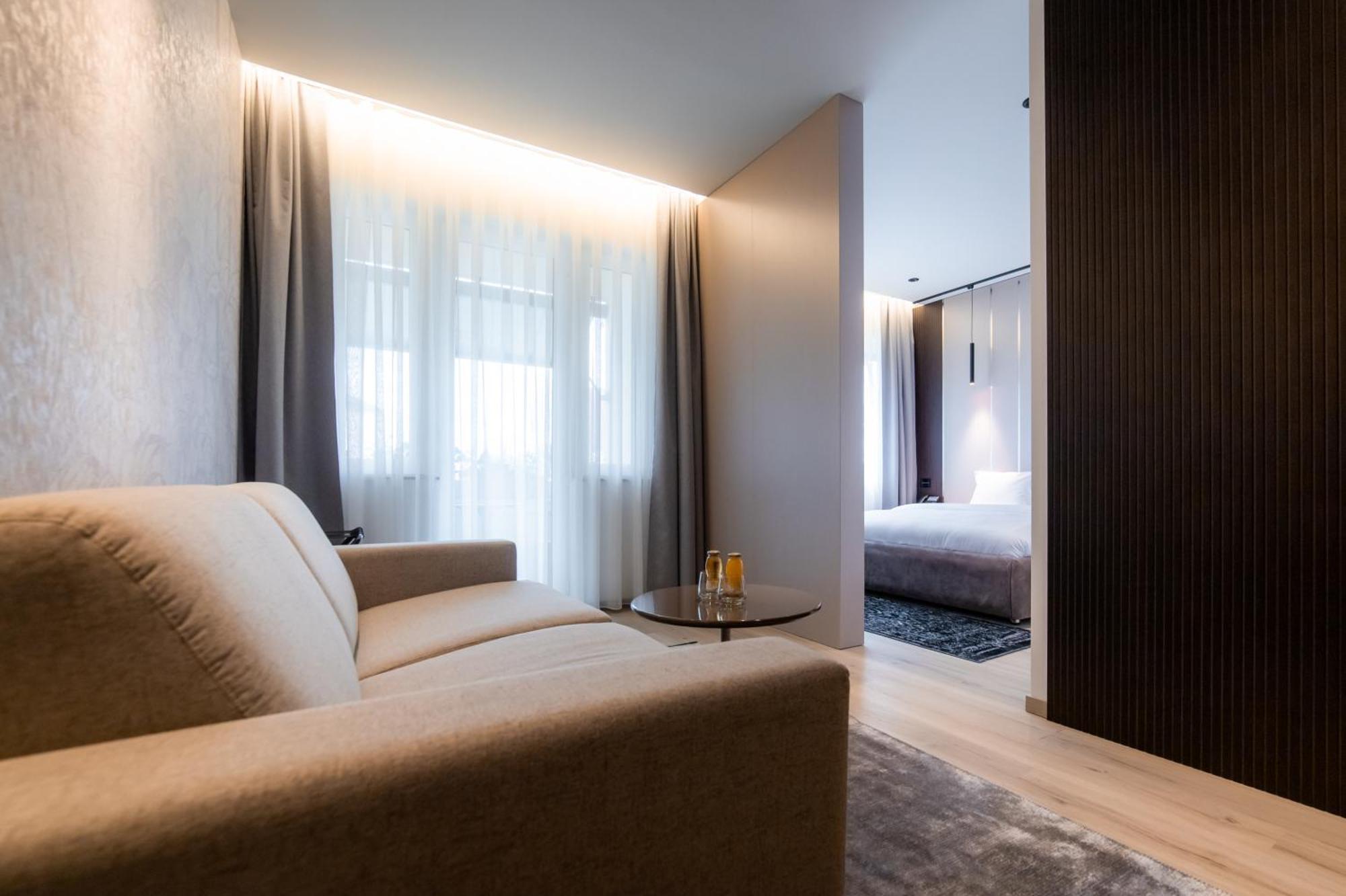 Emery Hotel Пристина Екстериор снимка
