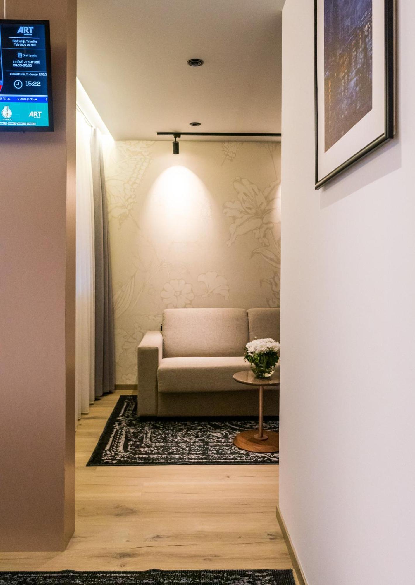 Emery Hotel Пристина Екстериор снимка