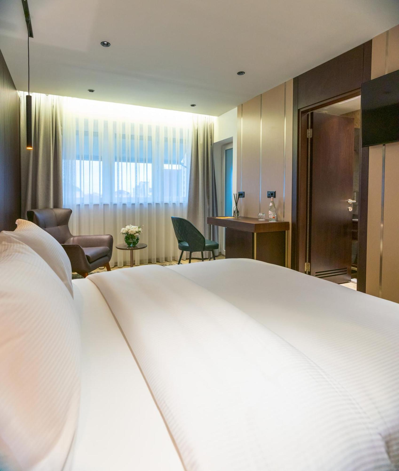 Emery Hotel Пристина Екстериор снимка