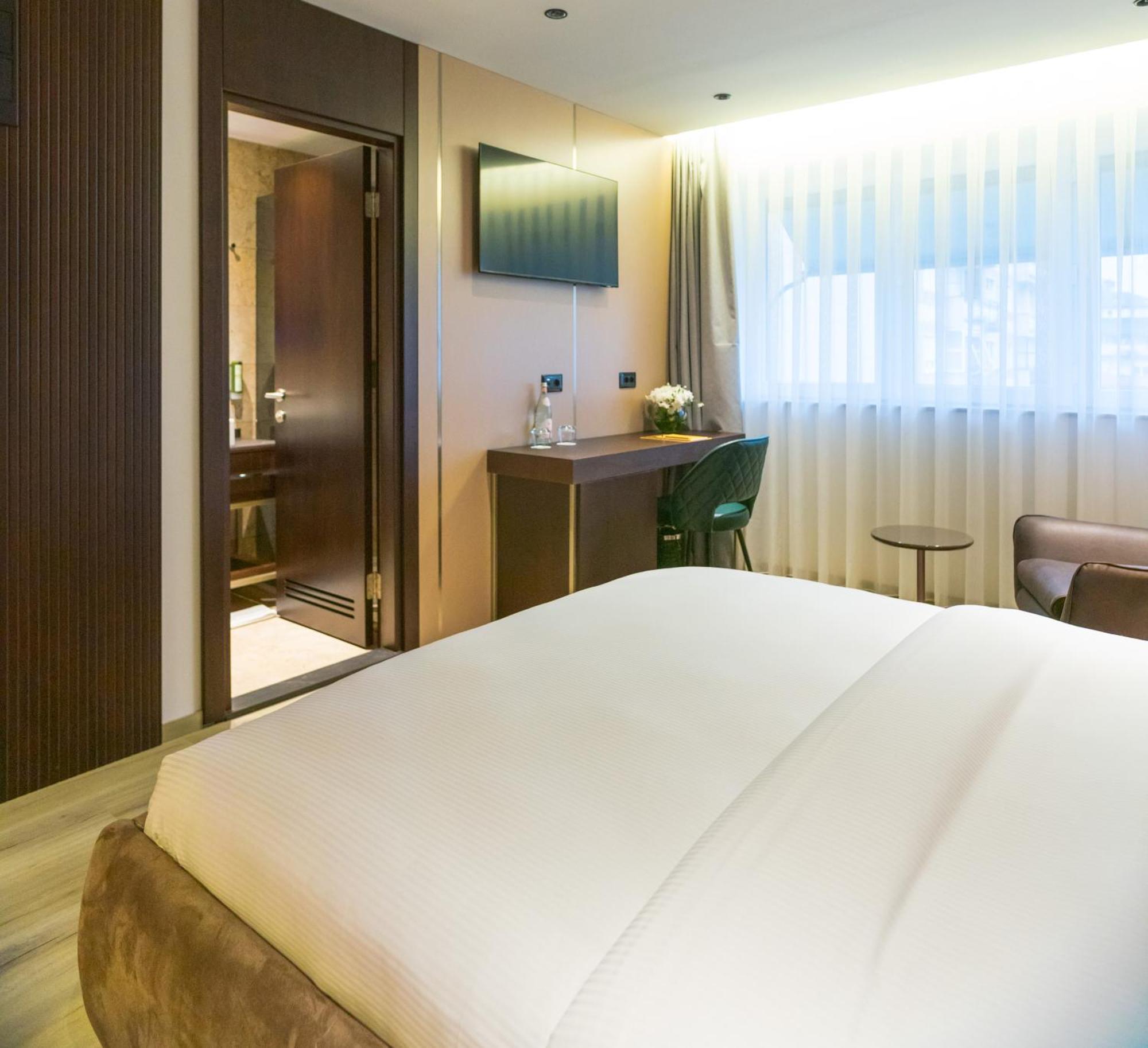 Emery Hotel Пристина Екстериор снимка